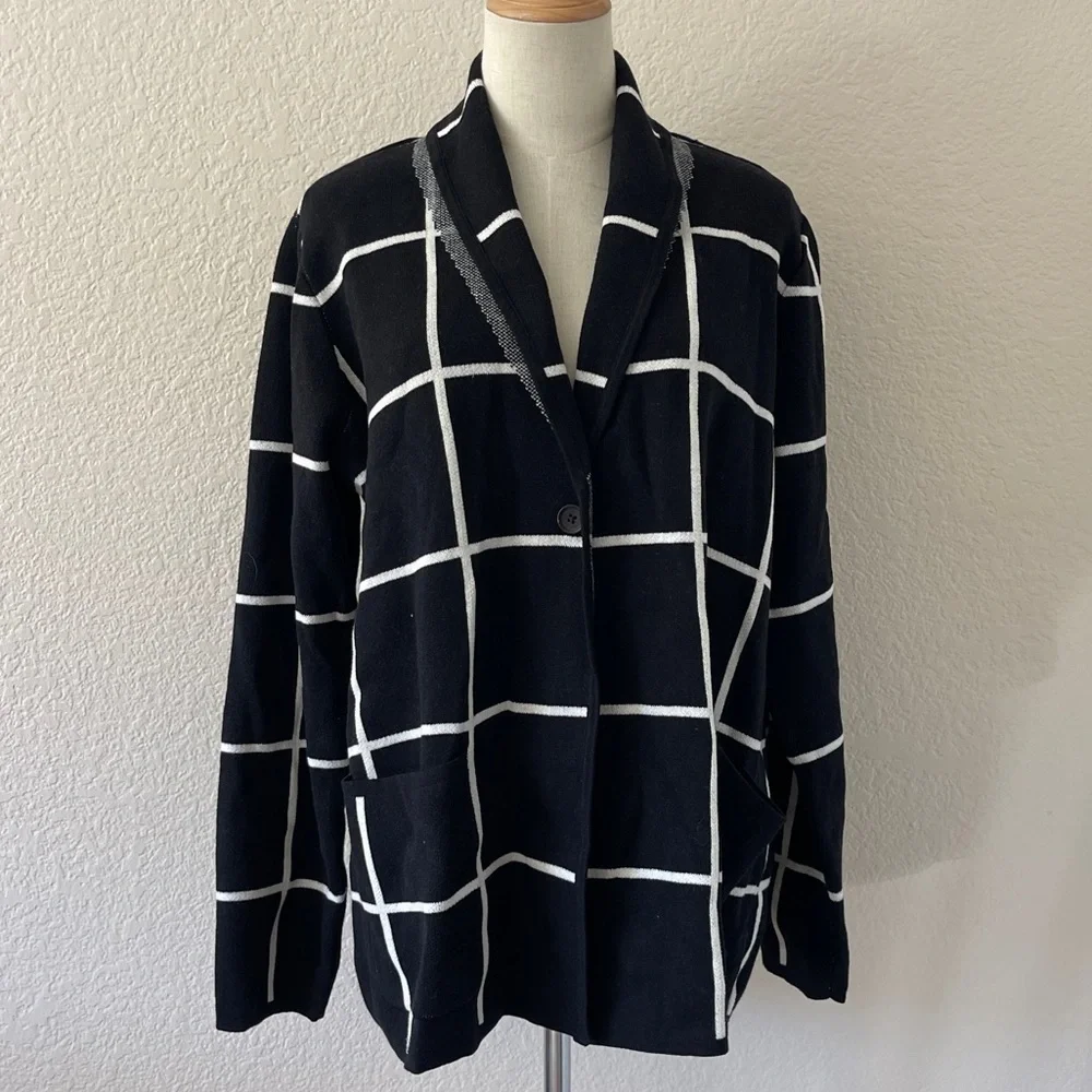 0316 - Women’s L Black Jackquard One Button Sweater with Pockets - Picture 2 of 3